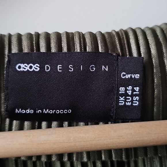 Asos Designe Curve Plisse Long Sleeve Wrap Tie Waist Maxi Dress In Khaki Green - Picture 5 of 7